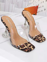 Sandalias con estampado de leopardo y tiras transparentes con tacón de cristal
